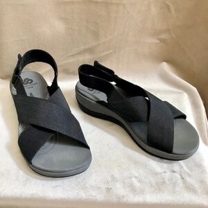 Clarks sandals NIB size 6 1/2 W